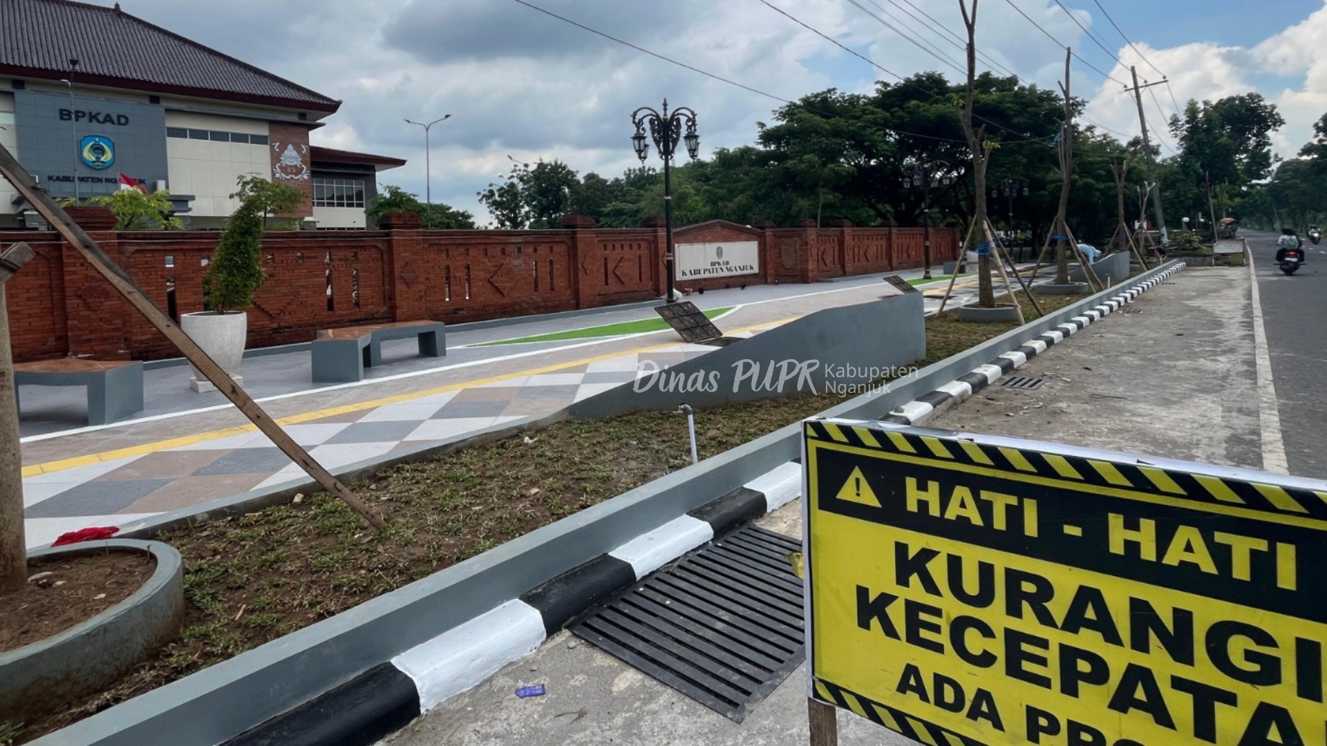 Tanggulangi Banjir, Dinas PUPR Nganjuk Bangun Drainase dan Pedestrian Jalan Brantas