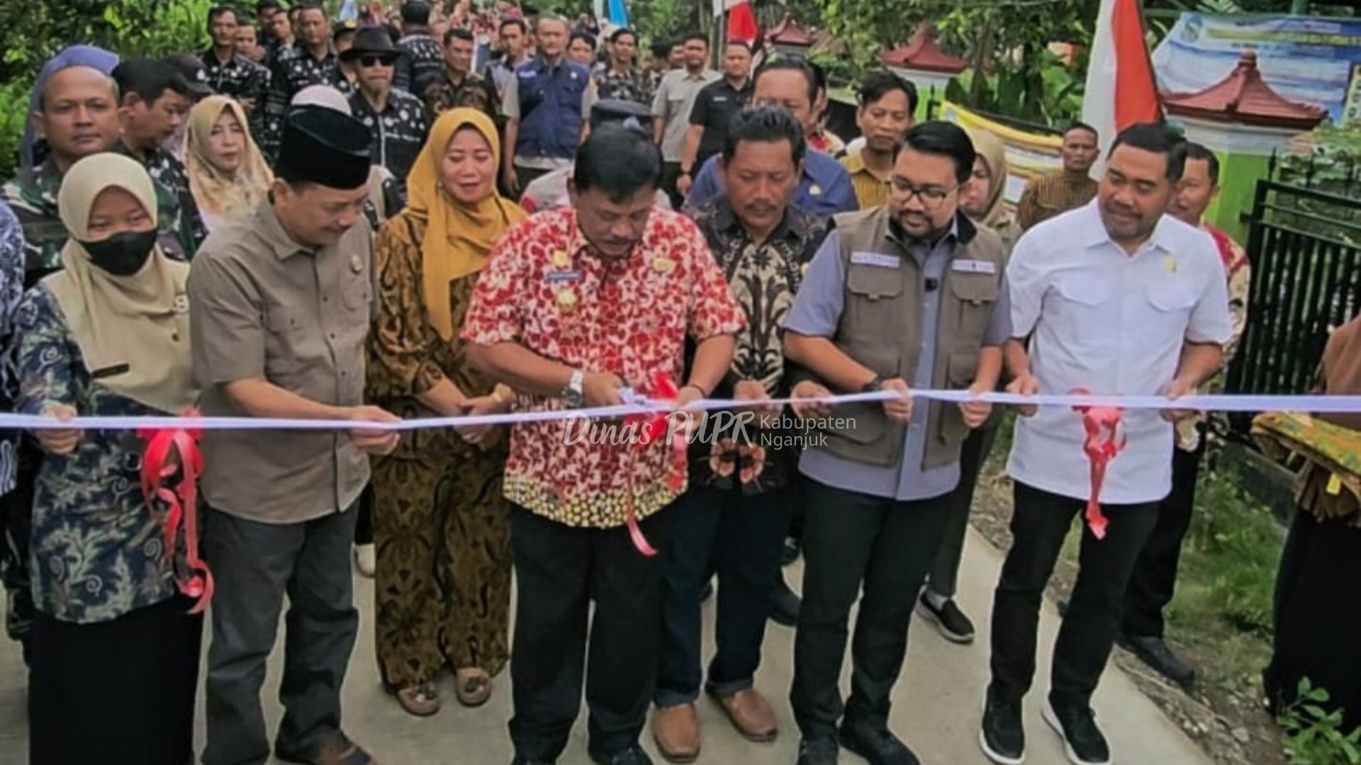Senyum Warga Pinggir, Jalan Baru Diresmikan Oleh Bupati Nganjuk