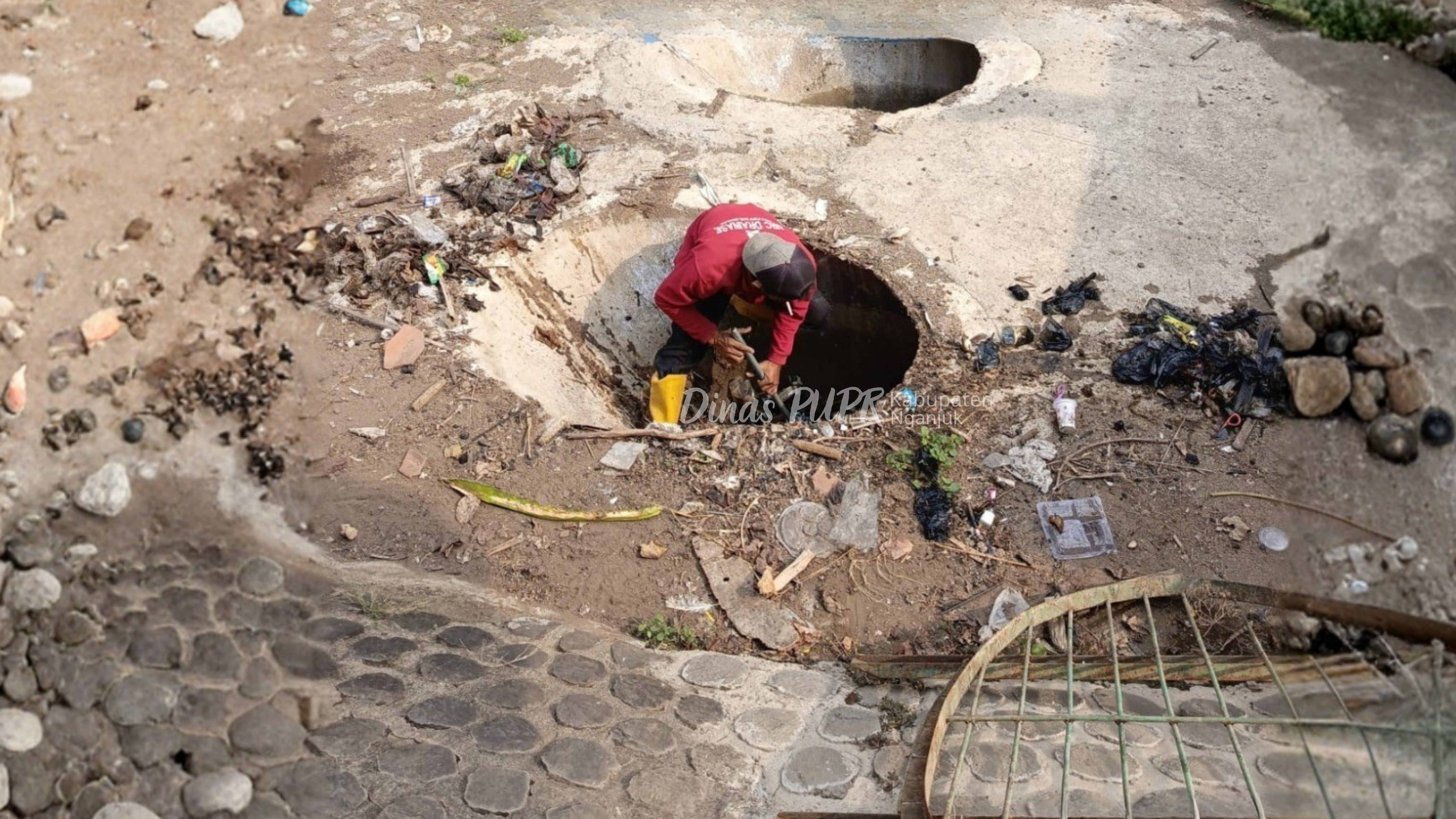 Jaga Fungsi Drainase, Dinas PUPR Nganjuk Angkat Sampah di Siphon