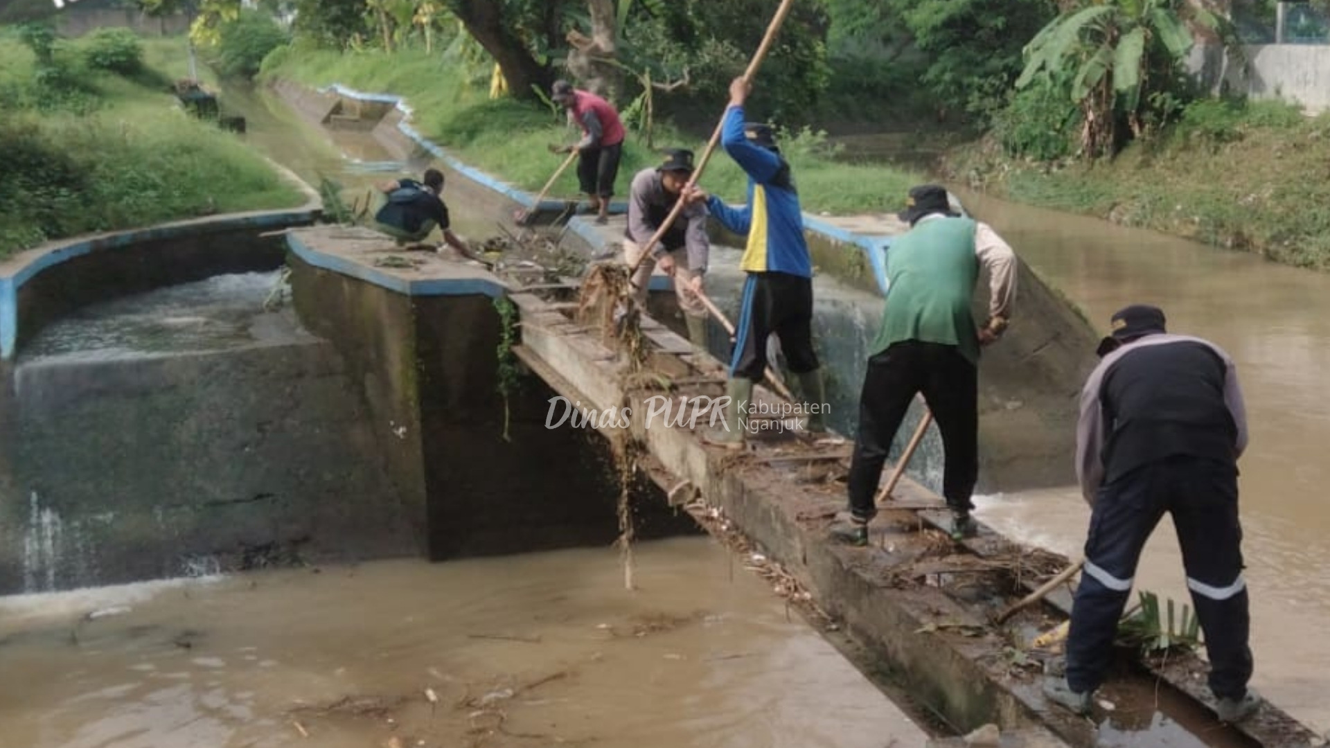 Gerak Cepat Pascabanjir, URC Jogotirto Bersihkan Saluran Irigasi di Dam Tanjung