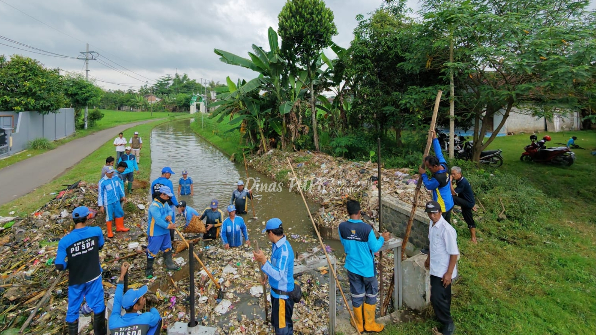 Respons Cepat Aduan Warga, URC Jogotirto Bersihkan Tumpukan Sampah di Saluran Sekunder Desa Katerban