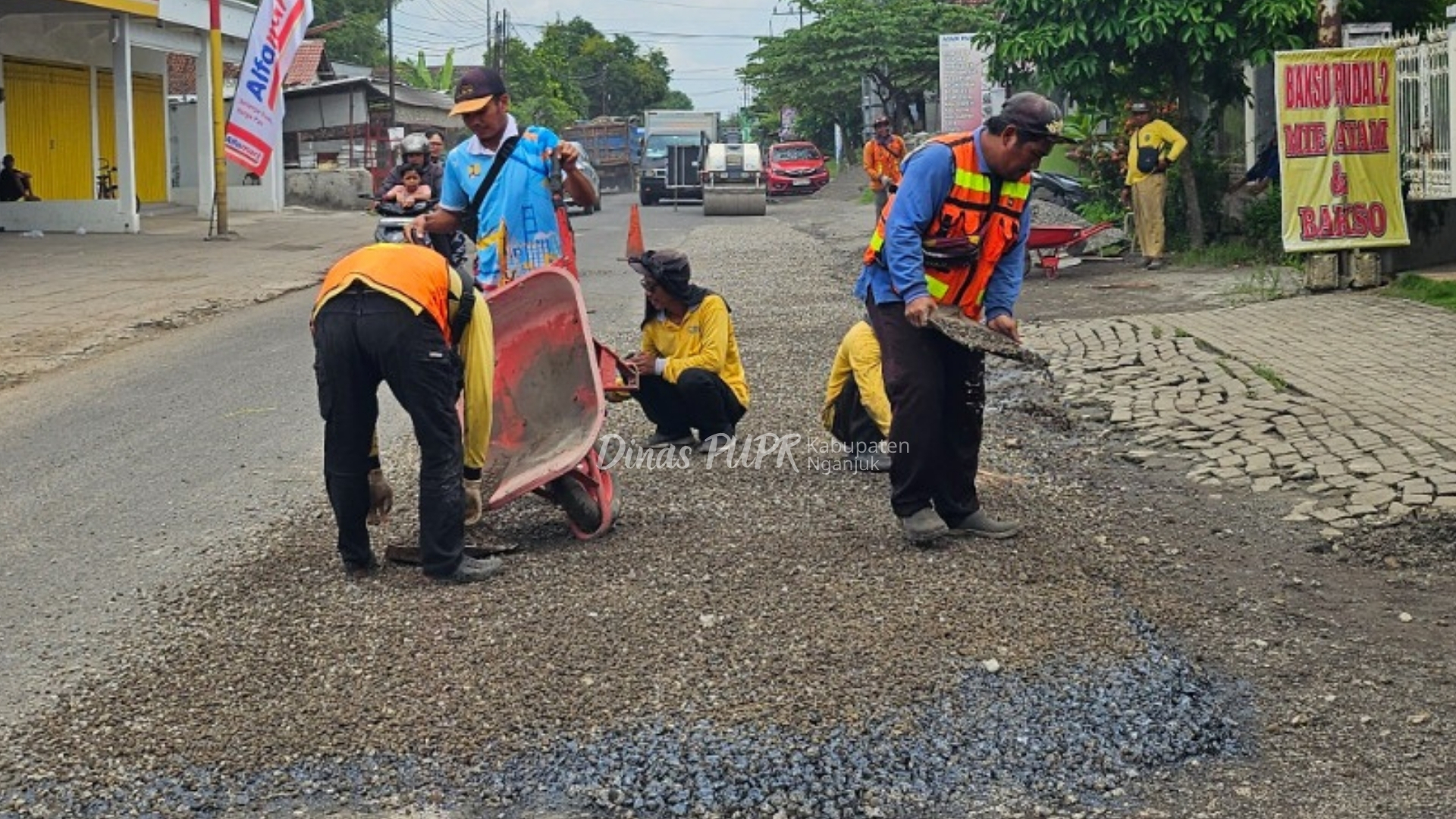 Sigap Tangani Jalan Berlubang, URC PJ Dinas PUPR Nganjuk Perbaiki Jalan Watudandang – Gondanglegi