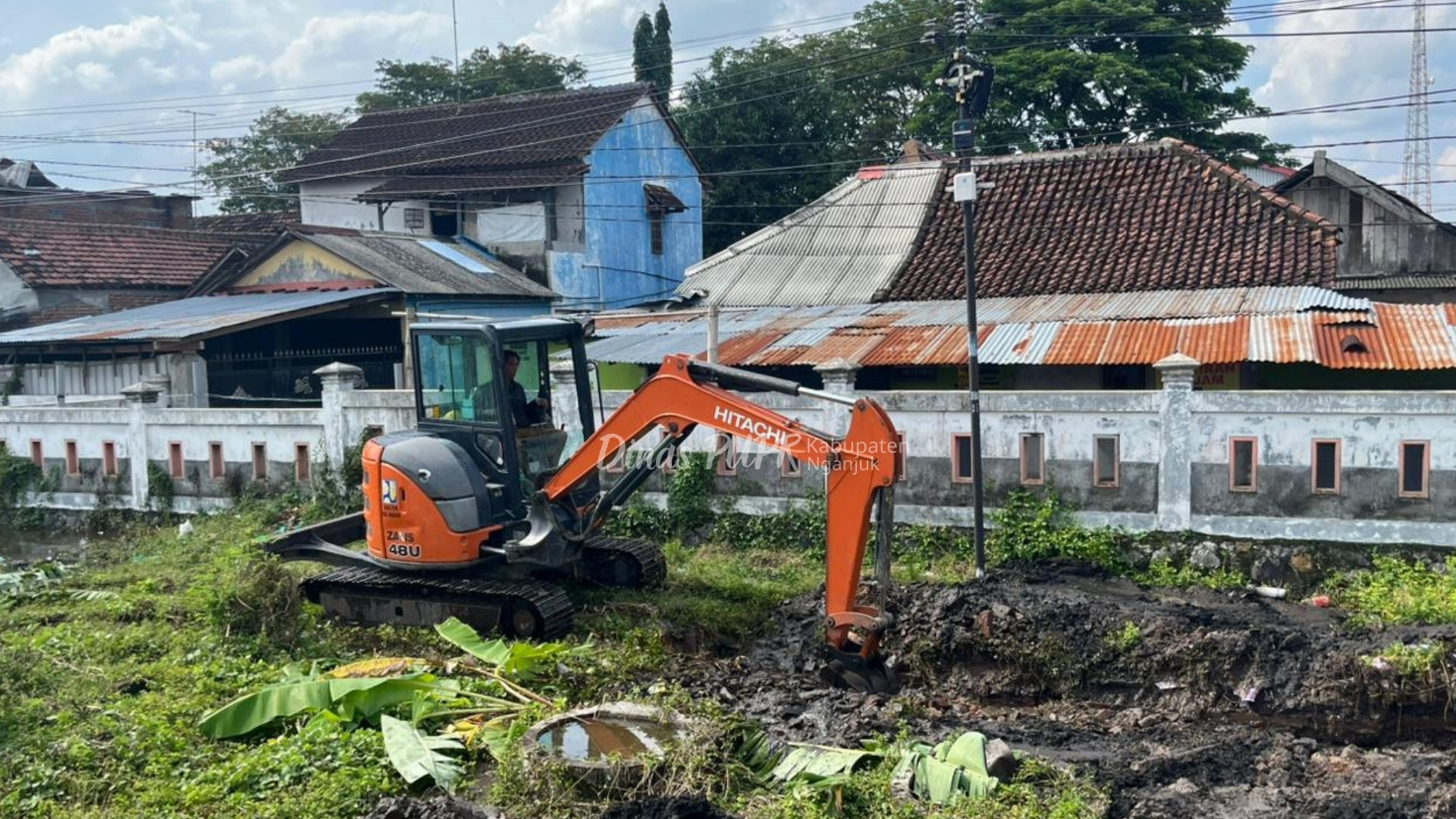 Gerak Cepat PUPR Nganjuk Normalisasi Saluran Irigasi Sukomoro, Genangan di Kawasan Pasar Ditangani