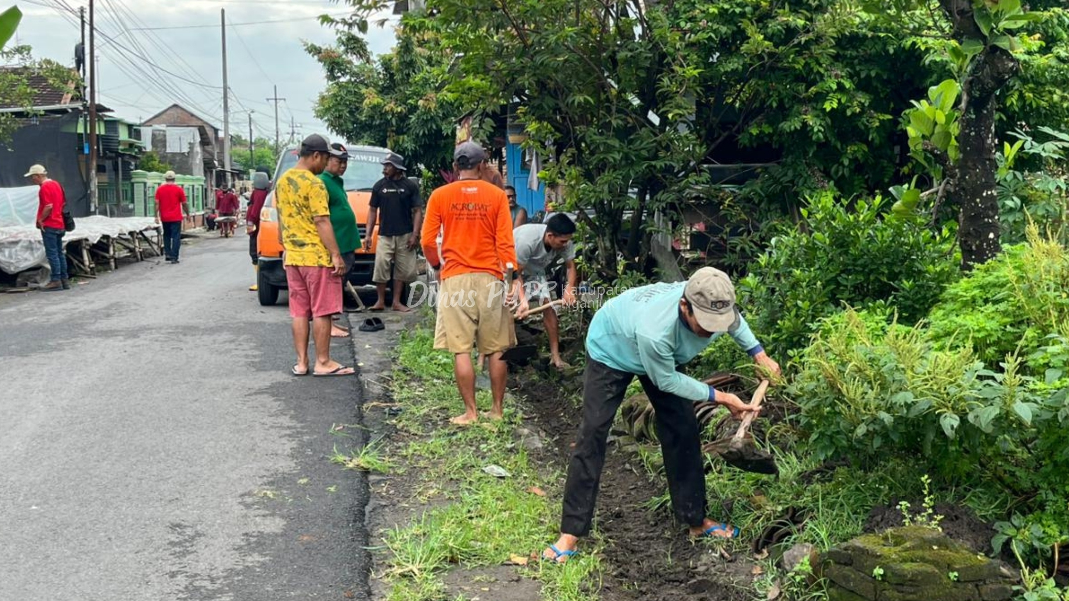 Sigap, Tim URC Drainase Dinas PUPR Nganjuk Bersihkan Saluran Irigasi di Mungkung