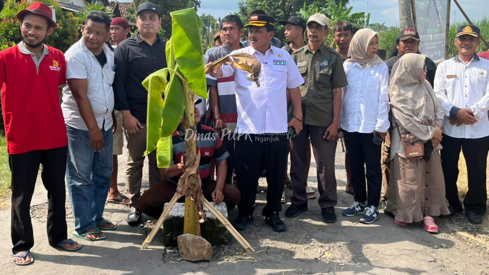 Tinjau Lokasi Kerusakan Jalan di Ngronggot, Bupati Nganjuk Tegaskan Komitmen Percepatan Pembangunan Jalan dan Drainase Secara Komprehensif