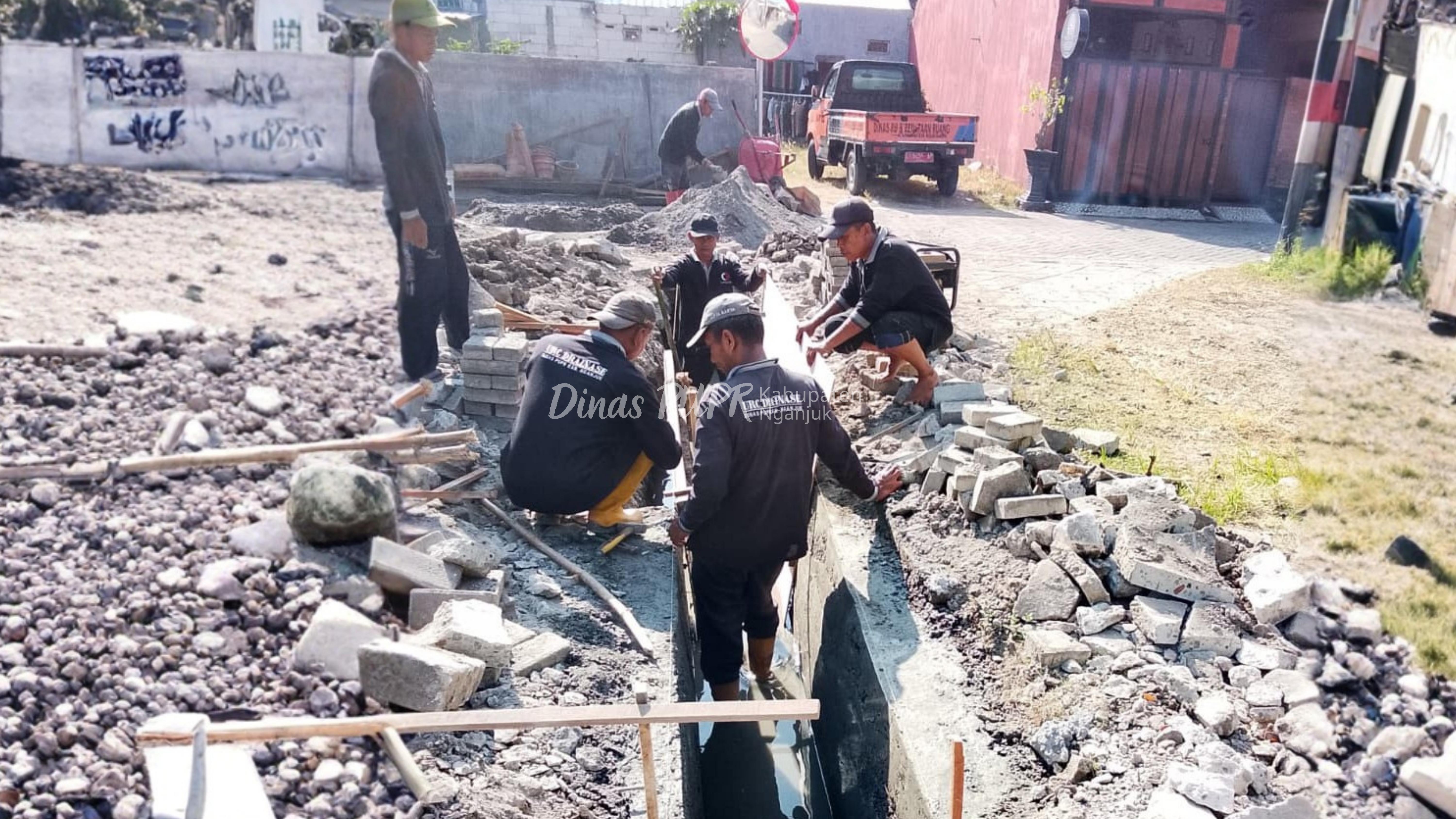 Tanggap dan Cepat, URC Drainase Dinas PUPR Nganjuk Laksanakan Normalisasi Saluran di Jalan Barito