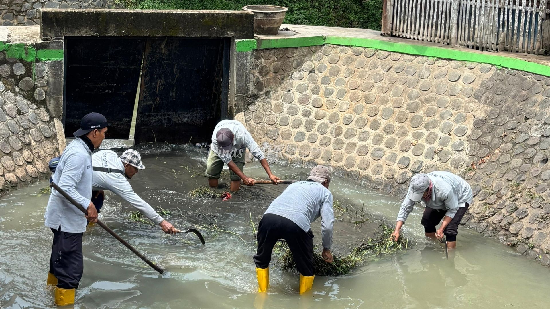 Sigap dan Cepat, Tim URD Drainase Dinas PUPR Tangani Siphon Tersumbat di Saluran Sungai Maria Nganjuk