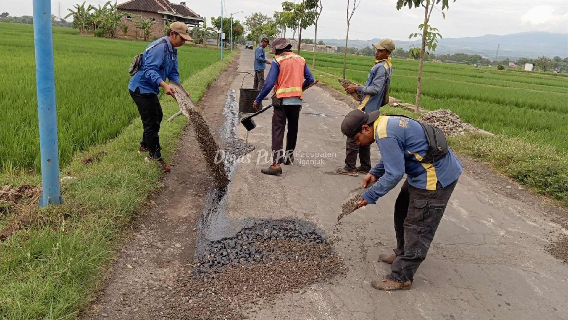 DINAS PUPR KABUPATEN NGANJUK LAKUKAN PEMELIHARAAN RUTIN DI RUAS JALAN LOCERET – NGEPEH