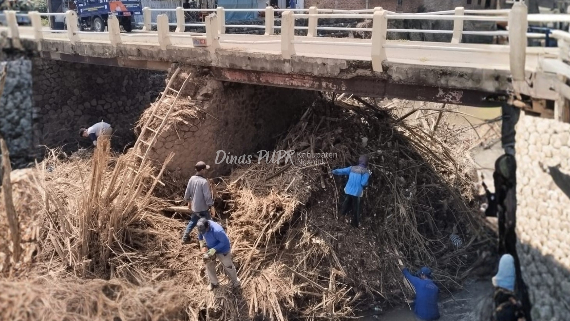 Cegah Banjir, UPTD PSDA Bodor Nganjuk Gerak Cepat Bersihkan Tumpukan Sampah di Jembatan Banaran