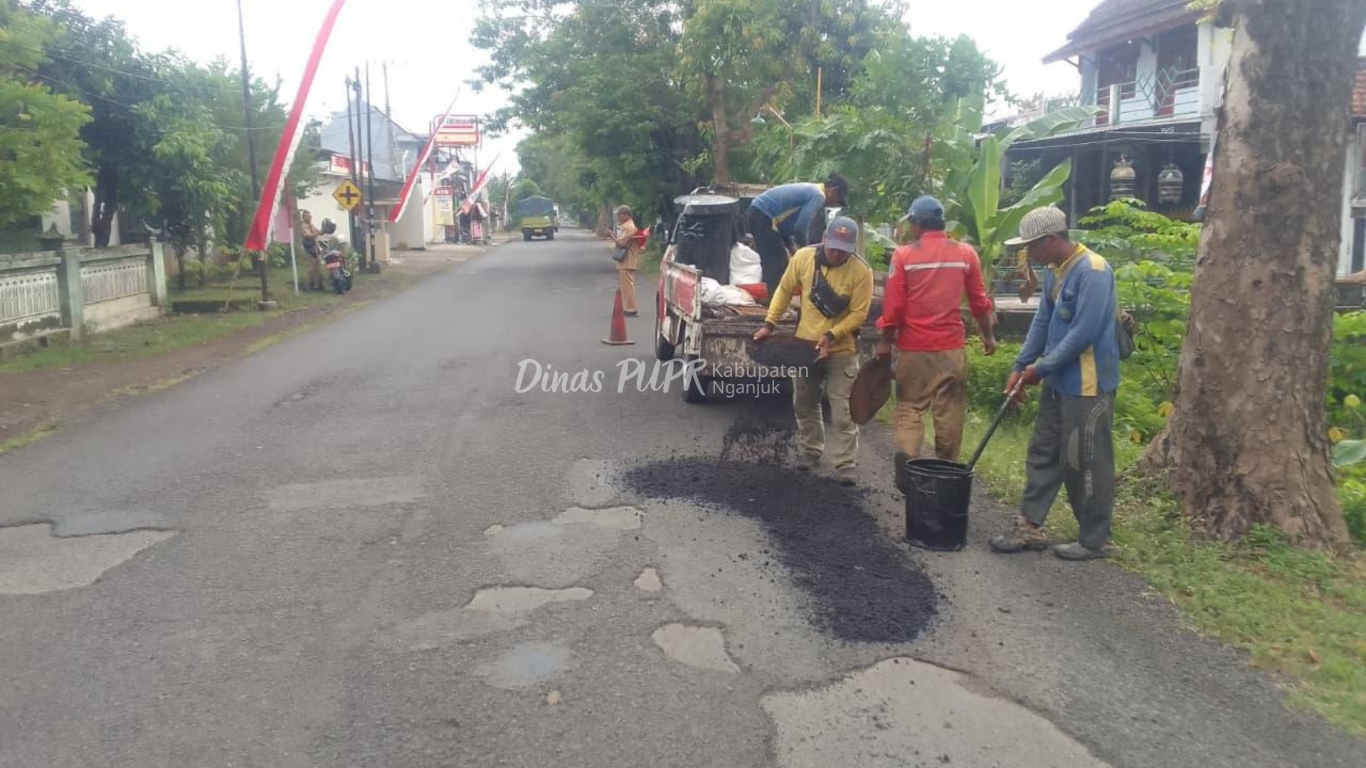 UPTD Lobersanget Lakukan Pemeliharaan Rutin Ruas Jalan Tiripan – Berbek, Pastikan Jalan Dalam Kondisi Mantab