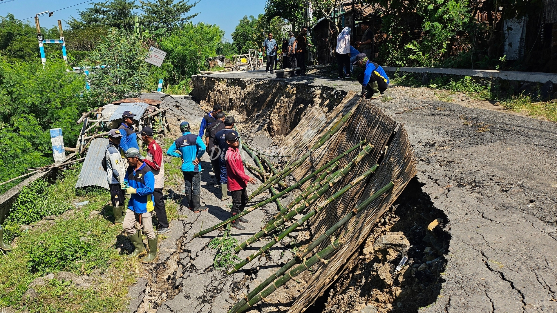 Sinergi Lintas Instansi, Dalam Penanganan Pertama Pemasangan Sesek Bambu di Jalan Amblas Kedungdowo