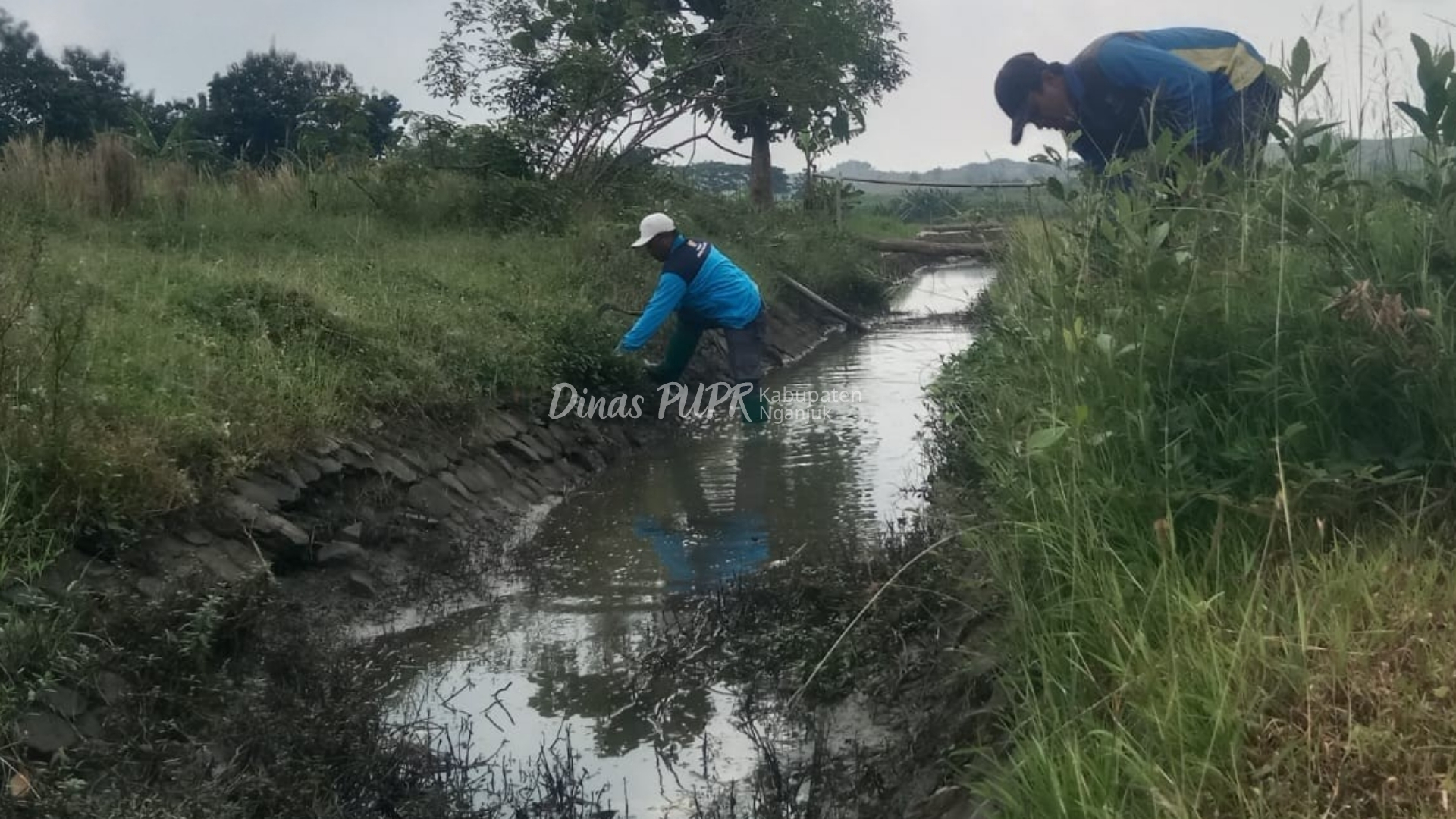 Upaya Nyata Menjaga Kelancaran Irigasi: URC Jogotirto Laksanakan Normalisasi Saluran Air BSK1 di Desa Sumberkepuh - Lengkong