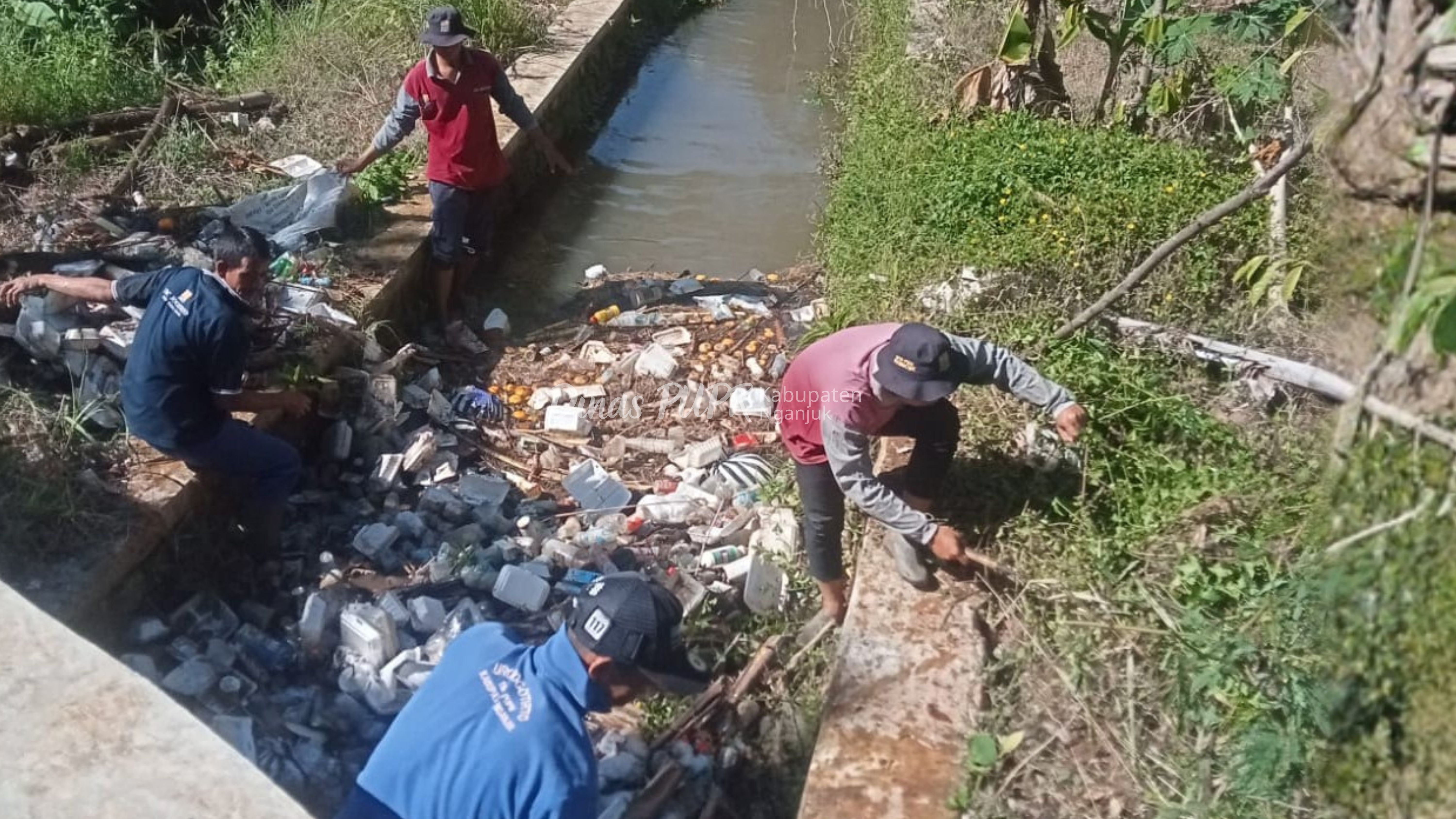 Pemeliharaan Saluran Sekunder Di Salamrojo, Langkah Nyata Jaga Aliran Irigasi Tetap Lancar