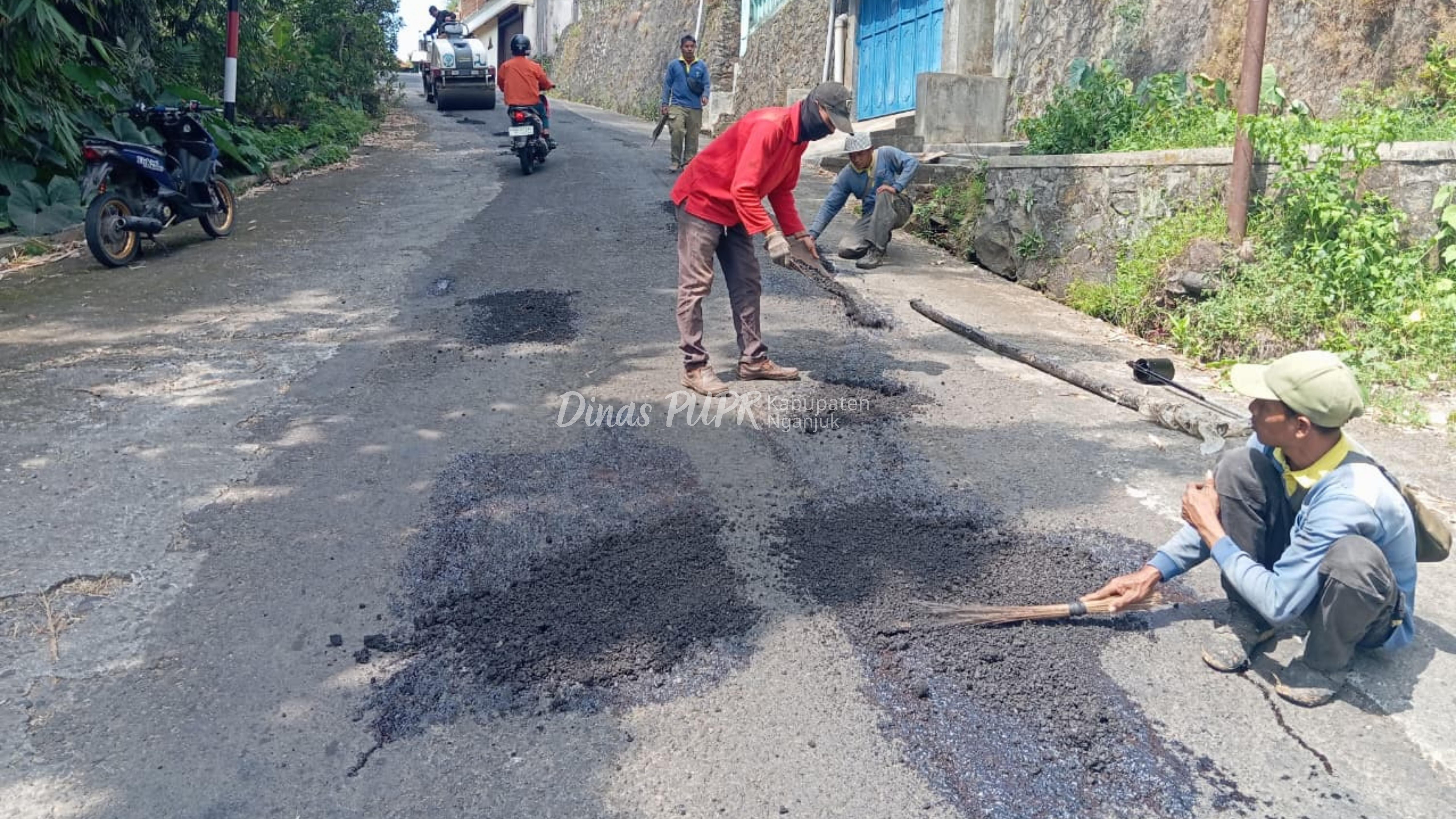 Pemeliharaan Rutin Terus Berjalan, Ruas Jalan Sawahan – Patuk Kini Lebih Aman dan Nyaman Dilalui