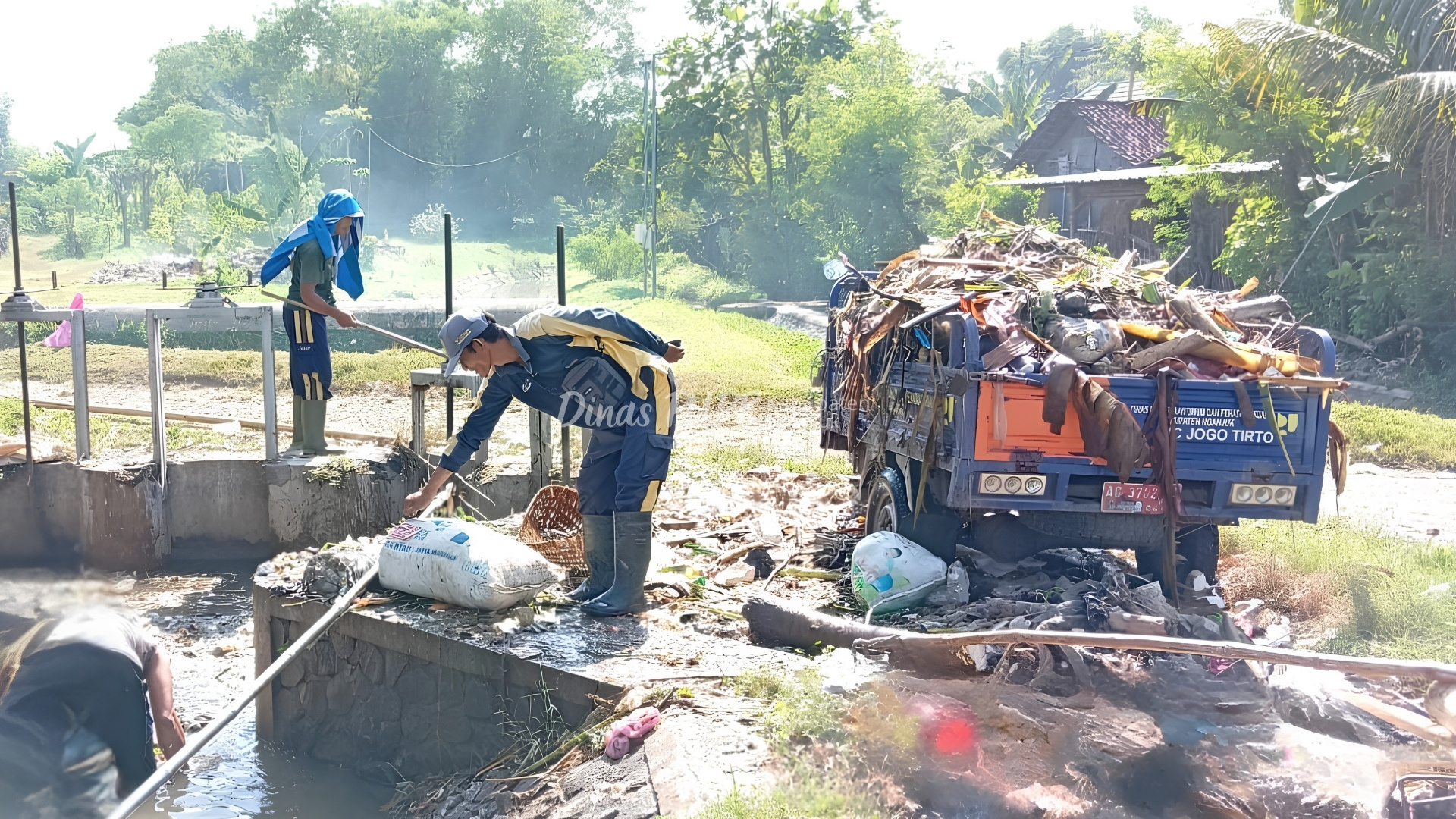 Kolaborasi Pemeliharaan Irigasi, UPTD PSDA Mrican Kiri dan BBWS Brantas Lakukan Pembersihan Saluran Irigasi Di Kecamatan Baron