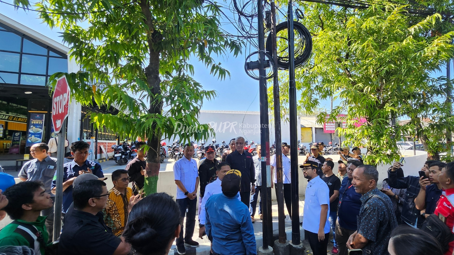Percantik Wajah Kota Angin, Pemkab Nganjuk Lakukan Penertiban Kabel dan Tiang Fiber Optik