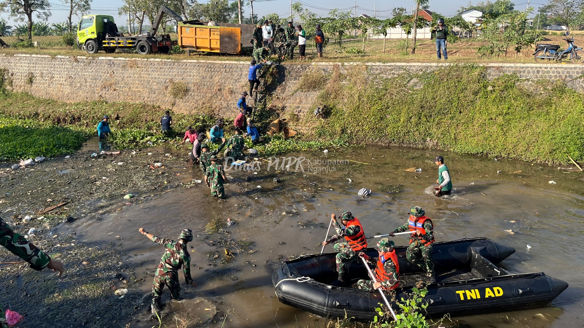 Gotong Royong Bersihkan Kali Kuncir Kanan, Dinas PUPR Nganjuk Imbau Warga Stop Buang Sampah ke Sungai
