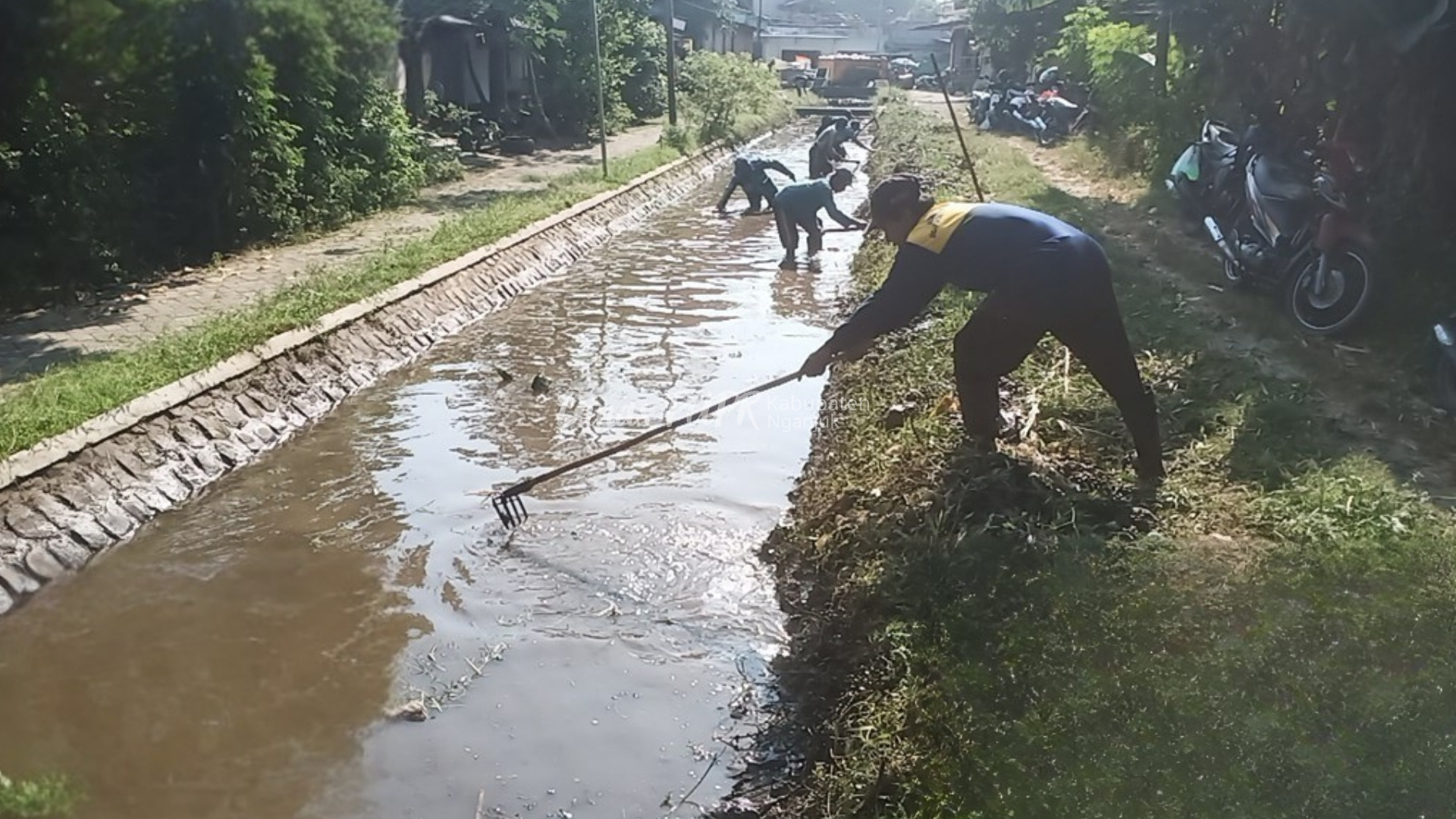 Jaga Kelancaran Irigasi, Tim UPTD Mrican dan BBWS Brantas Bersihkan Saluran di Desa Katerban