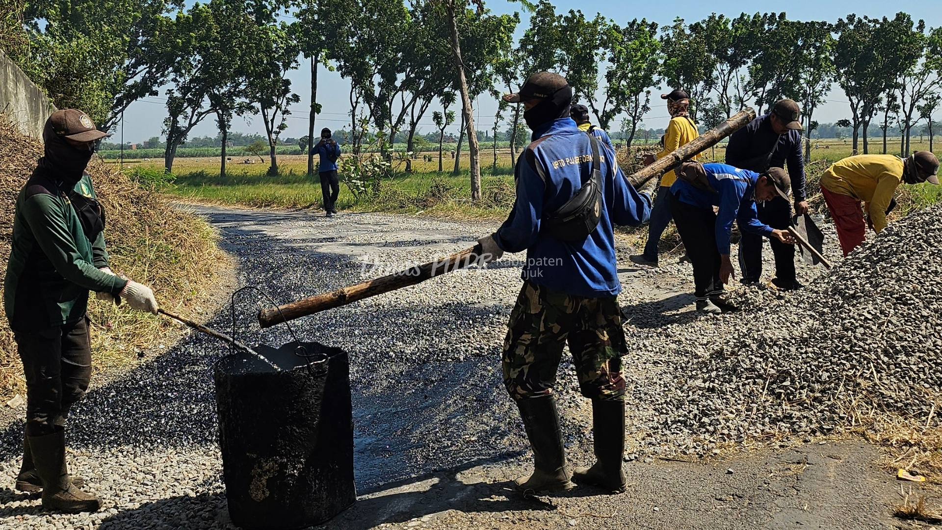 Beri Kenyamanan Pengguna Jalan, URCPJ Kertobaworo Perbaiki Ruas Jalan Barong–Kencong