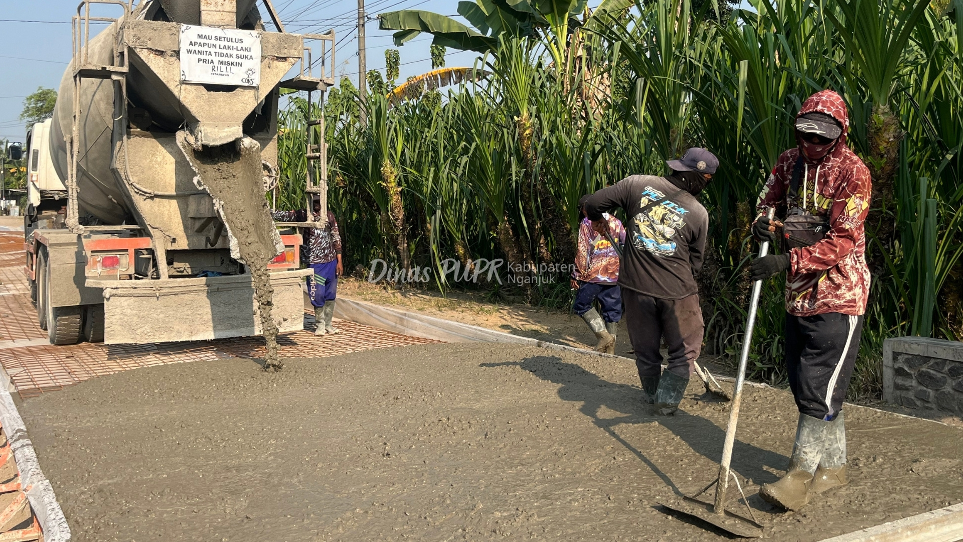 Hadirkan Infrastruktur Berkualitas, Dinas PUPR Bangun Jalan di Desa Perning