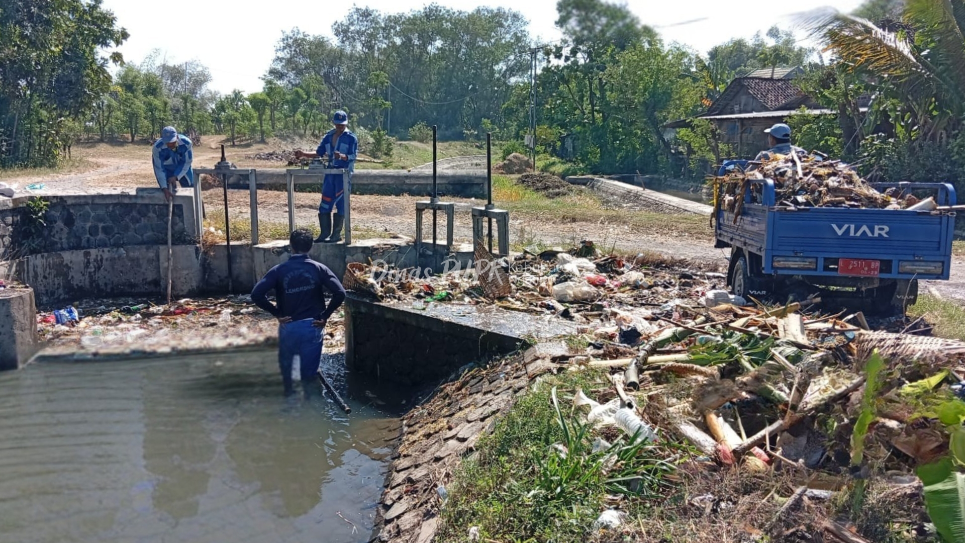 Pembersihan Pintu Air di Desa Katerban, Wujud Komitmen Menjaga Infrastruktur Pengairan
