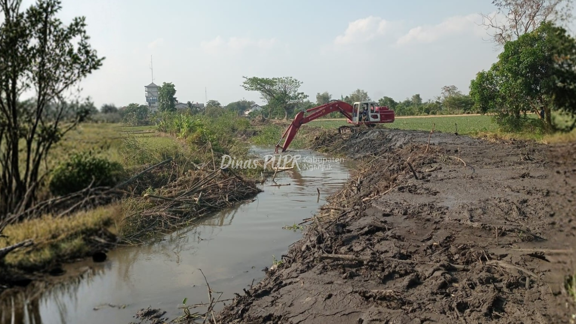 Jaga Aliran Air Tetap Optimal, PUPR Nganjuk Lakukan Normalisasi Sungai di Tanjunganom
