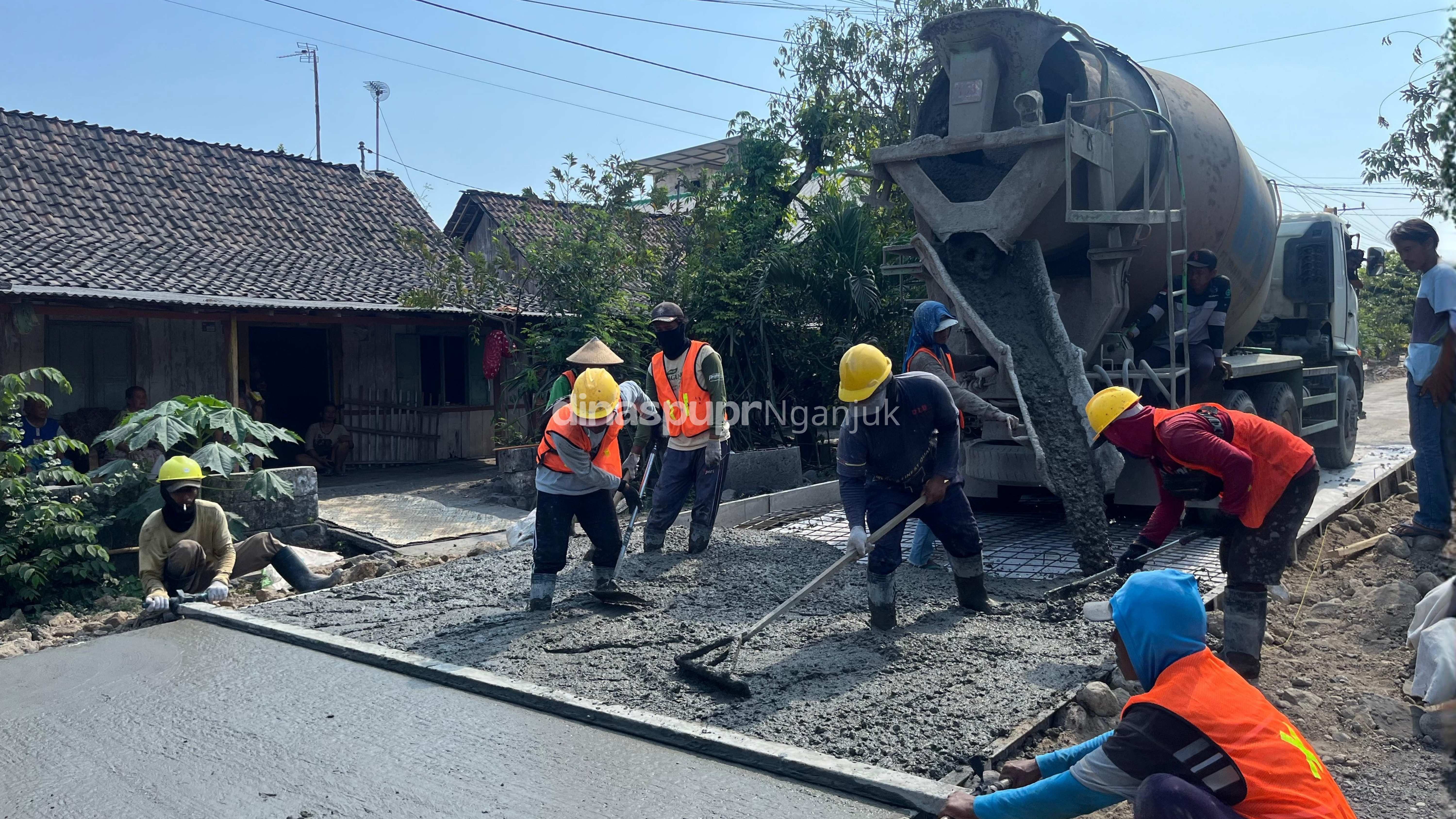 Ketika Jalan Makin Kokoh, Aktivitas Warga Perning Ikut Melaju