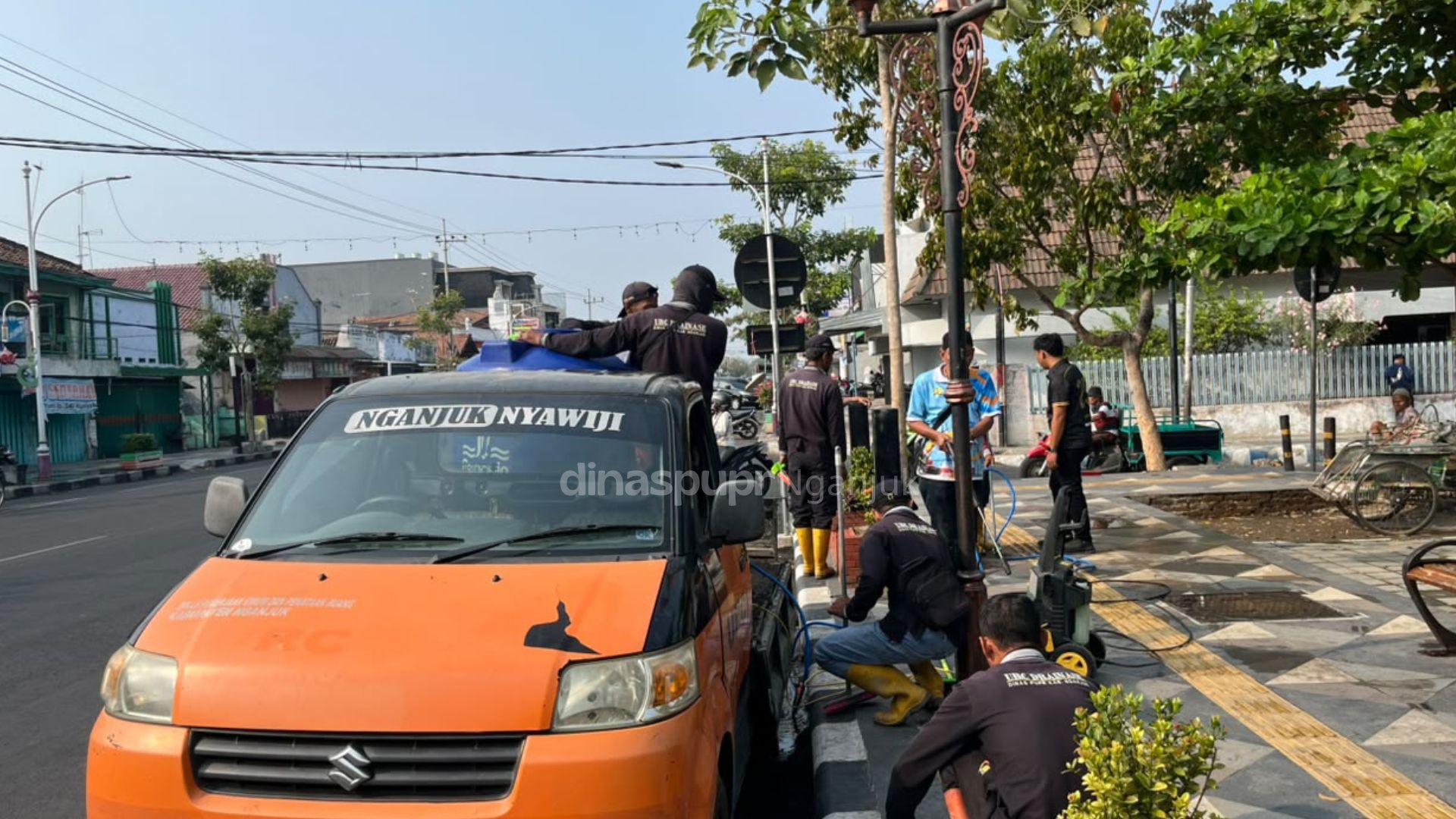 Terima Aduan Masyarakat, Tim URC Drainase PUPR Nganjuk Gerak Cepat Bersihkan Pedestrian Taman Nyawiji