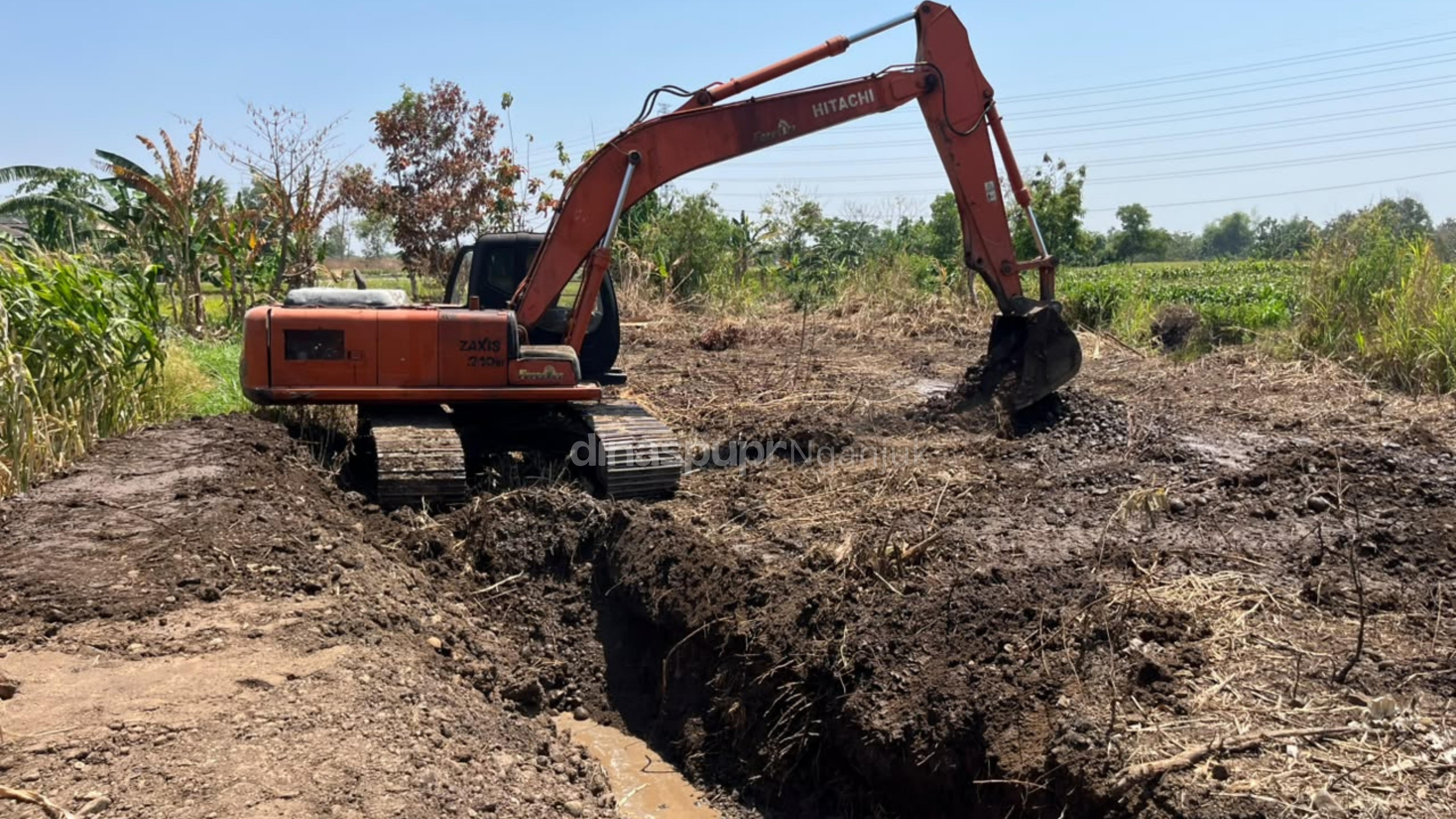 Antisipasi Banjir Musim Hujan, PUPR Nganjuk Terjunkan Alat Berat Keruk Sungai Tlogo Rejo